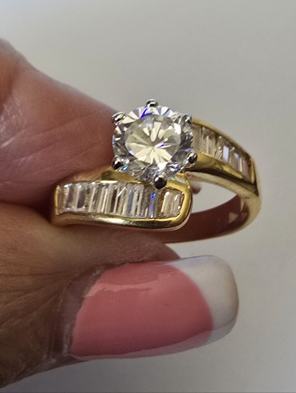 Gold cubic zirconia Solitaire Ring Accents size 10 cocktail ring 1.5 CWT*